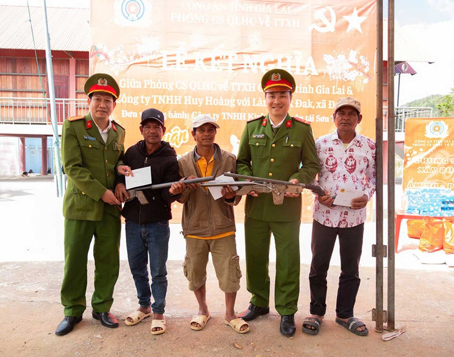 Người dân làng Kuk Đak (xã Đak Pơ) tự giác giao nộp súng hơi tự chế cho Phòng Cảnh sát quản lý hành chính về trật tự xã hội (Công an tỉnh). Ảnh: ĐVCC