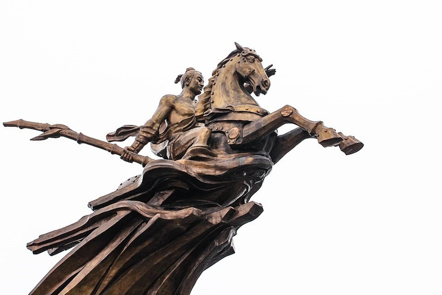 Tượng đài Thánh Gióng cưỡi ngựa đánh giặc trên đỉnh núi Sóc, Sóc Sơn, Hà Nội. Ảnh: Internet