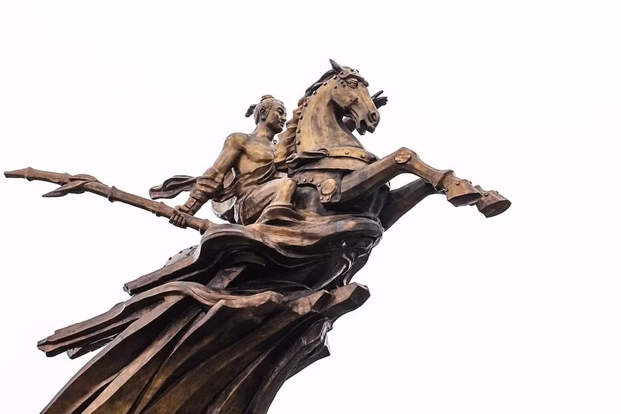 Tượng đài Thánh Gióng cưỡi ngựa đánh giặc trên đỉnh núi Sóc, Sóc Sơn, Hà Nội. Ảnh: Internet