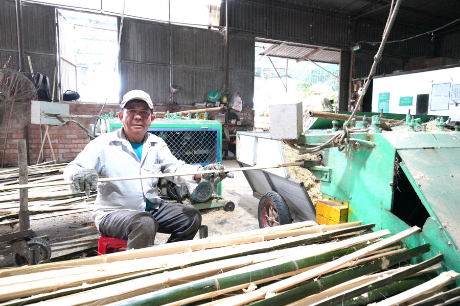 Ông Bùi Văn Sanh sản xuất cọc tre từ máy chẻ tre do mình sáng chế. Ảnh: Gia Nguyễn