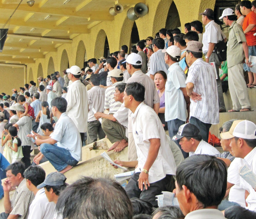 Khán giả tại trường đua Phú Thọ một thời