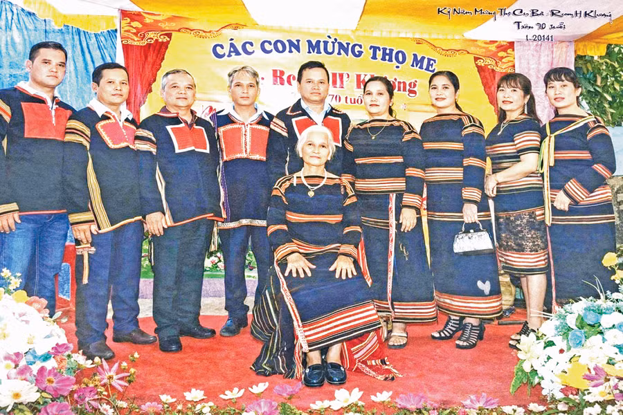 Gia đình bà Rcom H’Kliơng với quan niệm sống giản dị nhưng nhất quán: “Dù khó khăn đến đâu cũng phải cho con đi học”. Ảnh: NVCC