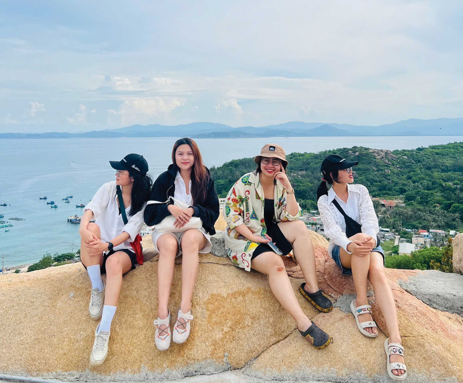 Khách du lịch check-in ở đảo Nhơn Châu. Ảnh: NVCC