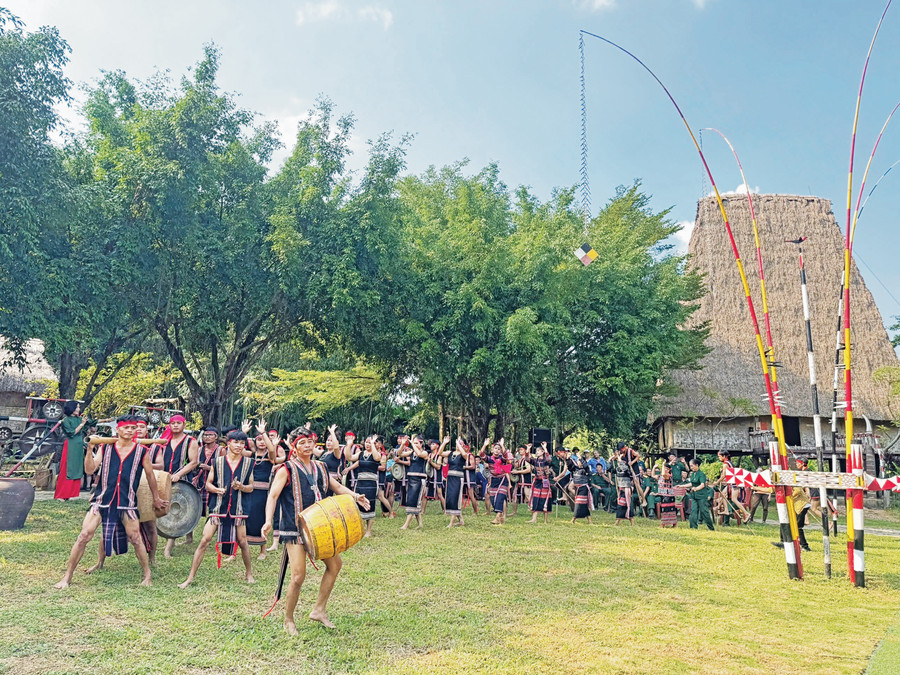 Không gian văn hóa cồng chiêng Tây Nguyên tại Làng Văn hóa - Du lịch các dân tộc Việt Nam. Ảnh: Hồng Thắm