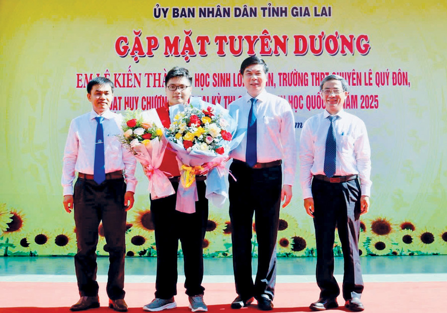UBND tỉnh Gia Lai tuyên dương em Lê Kiến Thành - học sinh Trường THPT chuyên Lê Quý Đôn, đạt huy chương vàng tại kỳ thi Olympic Tin học Quốc tế năm 2025. Ảnh: T.D