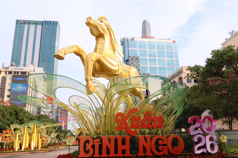 Đúng 12 năm kể từ Tết Giáp Ngọ 2014, linh vật ngựa quay trở lại trên đại lộ Nguyễn Huệ. Tuy nhiên, Đường hoa Tết Bính Ngọ 2026 mang một tầm vóc hoàn toàn mới, đánh dấu lần đầu tiên trong 23 năm qua, đường hoa phô diễn 2 phiên bản trải nghiệm khác biệt giữa ngày và đêm trong cùng một không gian.