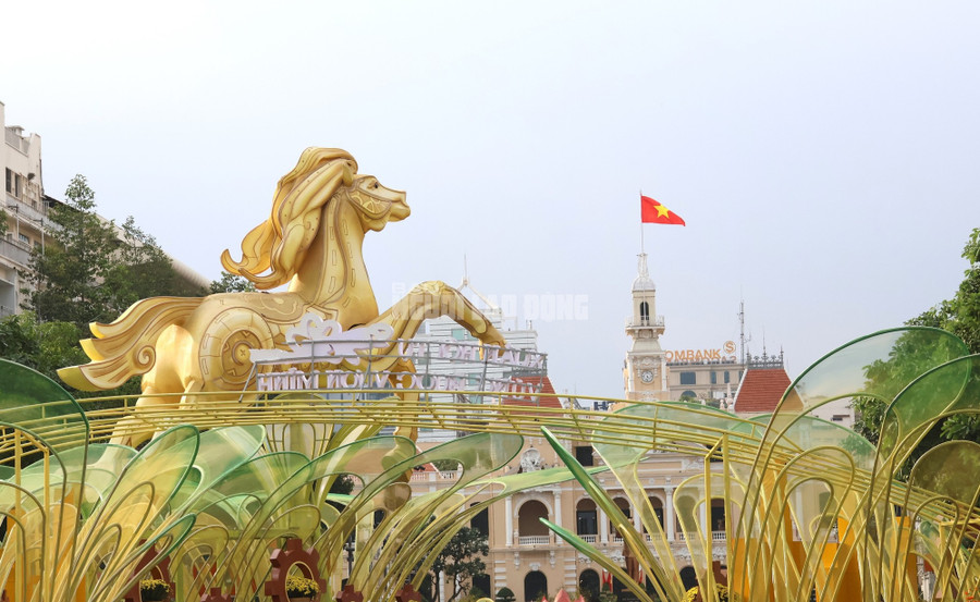 Linh vật tại cổng chào kể câu chuyện về hành trình từ huyền thoại Thánh Gióng đến sự phát triển của công nghệ và sự hợp nhất của siêu đô thị. Sự kết hợp giữa mapping và cử động cơ học ở đầu và chân linh vật tạo nên một trải nghiệm sống động như thật. Hệ thống đèn viền LED chuyển động mềm mại dưới chân linh vật, kết hợp cùng các cánh cổng LED và ánh sáng đuổi, tạo nên một bản giao hưởng thị giác bùng nổ.