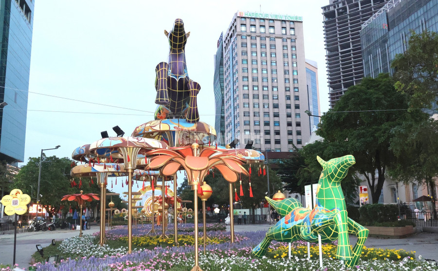 Trong khi đó, lấy cảm hứng từ bản dân ca Lý ngựa ô đầy ngọt ngào, cụm đại cảnh “Lý ngựa ô” tái hiện nét văn hóa Nam Bộ với tạo hình vui nhộn, màu xanh ngả tím thời thượng. Điểm đặc biệt là bề mặt linh vật được hiệu ứng sơn mài với hoa văn mây sóng 3D hologram, tạo nên sự óng ánh, bắt mắt dưới ánh nắng mặt trời