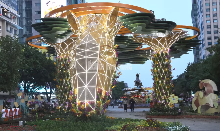 Điểm nhấn của Đường hoa Nguyễn Huệ năm nay là “Nhất mã thong dong”, là linh vật lớn nhất đường hoa với chiều cao gần 7m. Được chế tác từ chất liệu tre đan hình học thân thiện với môi trường, chú ngựa khổng lồ này tạo ra một không gian sinh thái đa tầng, nơi du khách có thể len lỏi giữa thảm thực vật để cảm nhận sự thư thái, thong dong