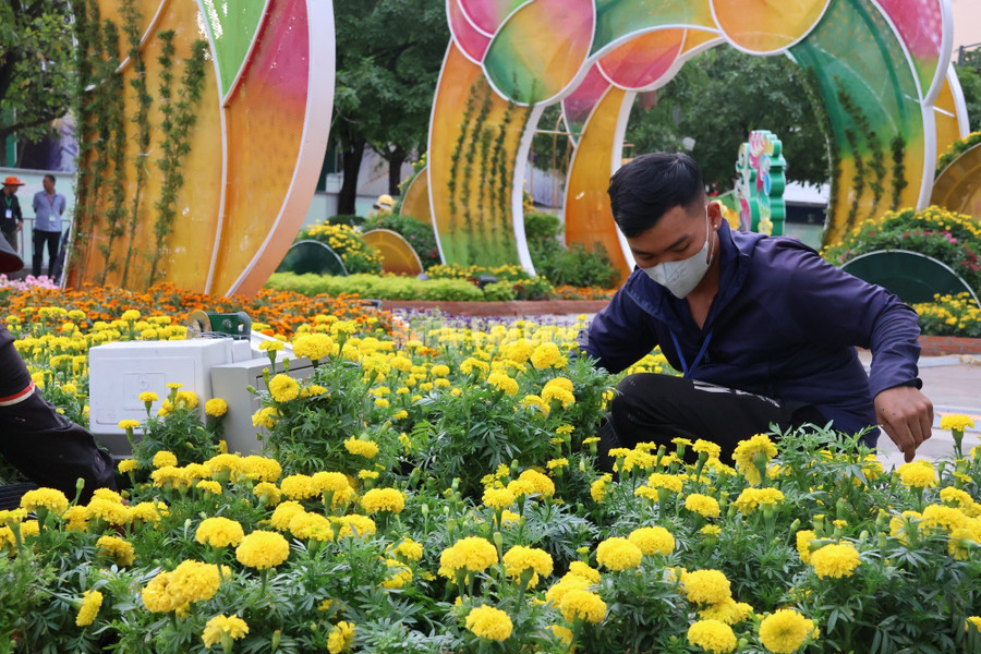 Công nhân đang tất bật thi công những công đoạn cuối