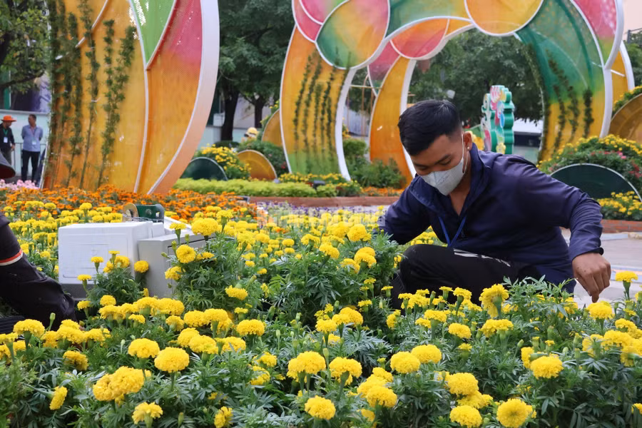 Công nhân đang tất bật thi công những công đoạn cuối