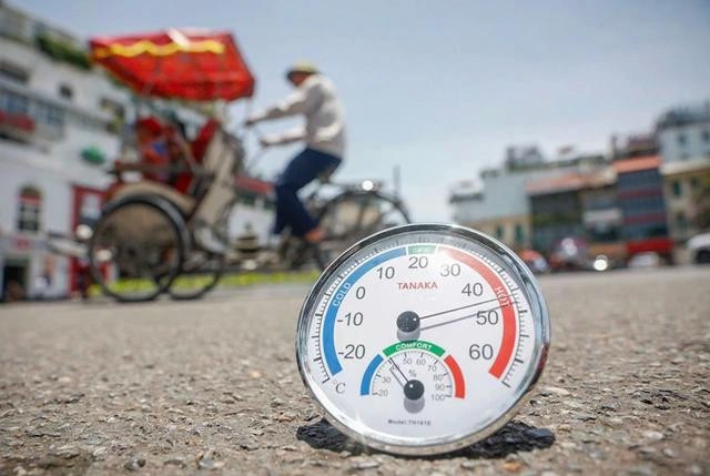 Đợt nắng đầu tháng 6.2025, nhiệt độ ngoài trời tại Hà Nội có nơi trên 40 độ C
