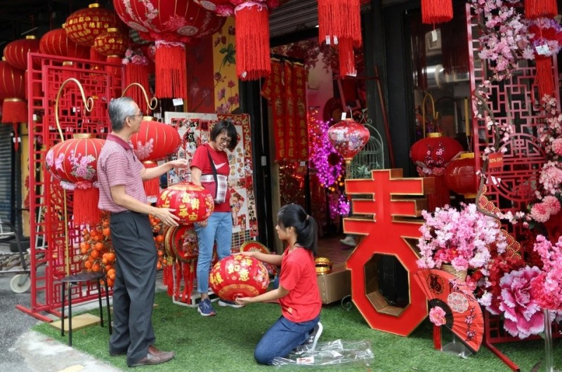 Người dân Malaysia mua sắm chuẩn bị đón Tết Nguyên đán 2026 tại Kuala Lumpur, Malaysia.