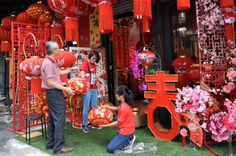 Người dân Malaysia mua sắm chuẩn bị đón Tết Nguyên đán 2026 tại Kuala Lumpur, Malaysia.