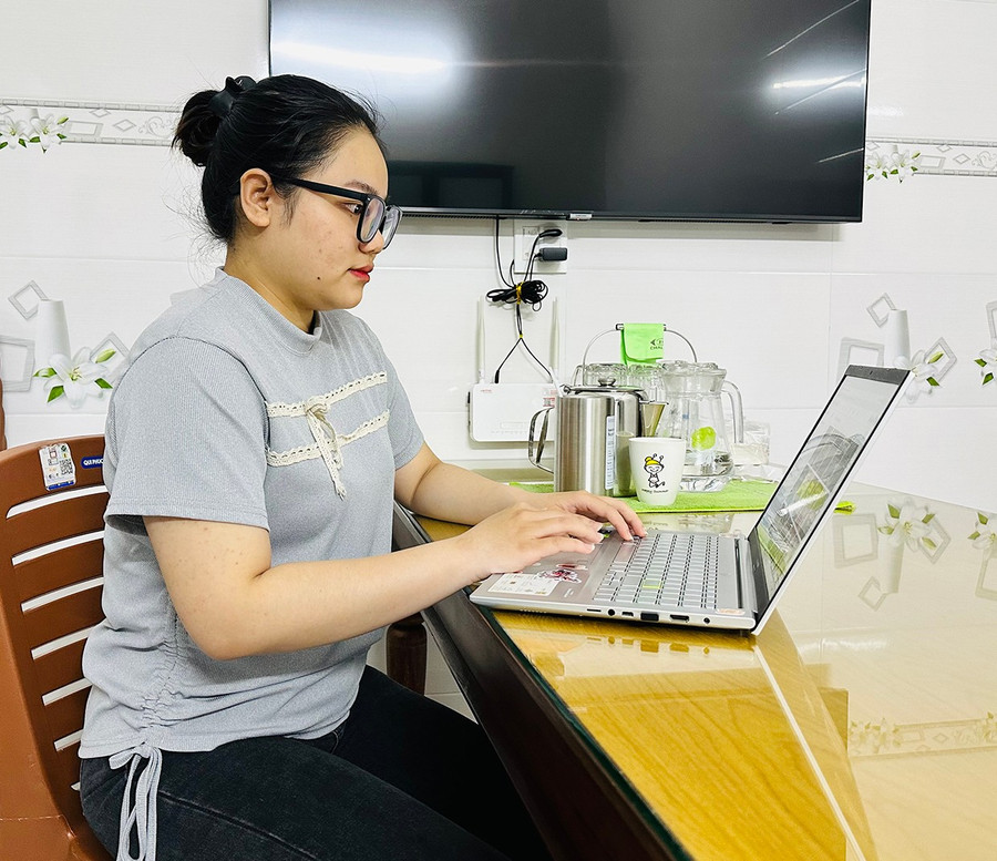 Chị Lê Hoàng Hạ My nhận làm marketing thời vụ tại nhà, viết nội dung quảng bá, quản lý fanpage, trả lời tin nhắn dịch vụ khách hàng. Ảnh: D.Đ