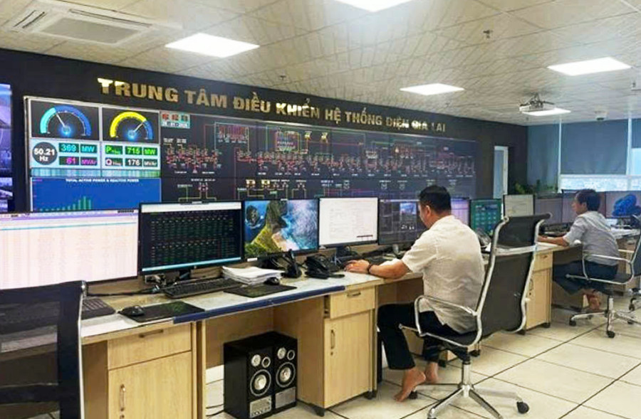 Nhân viên trực vận hành tại Trung tâm Điều khiển Hệ thống điện Gia Lai. Ảnh: ĐVCC