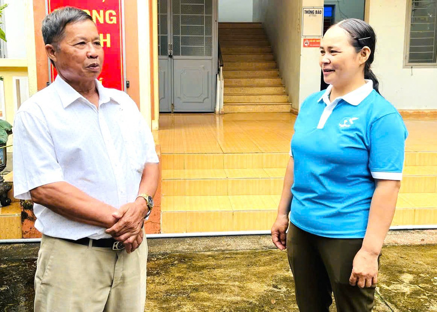 Ông Hà Văn Mừng trò chuyện với người dân trong thôn. Ảnh: Phương Dung