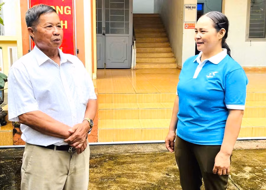 Ông Hà Văn Mừng trò chuyện với người dân trong thôn. Ảnh: Phương Dung