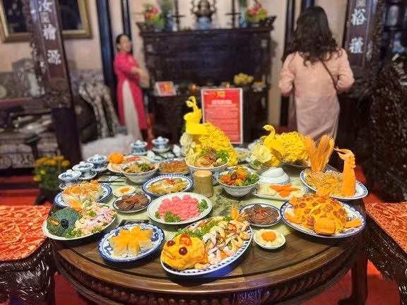 Mâm cúng cầu kỳ với tạo hình từ các món ăn. ẢNH: DIỆU MI