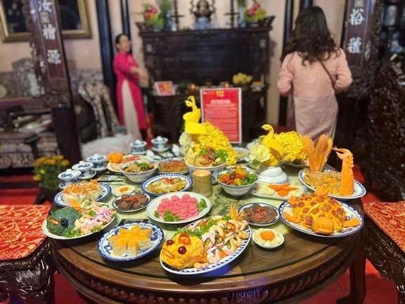 Mâm cúng cầu kỳ với tạo hình từ các món ăn. ẢNH: DIỆU MI