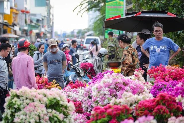 Người Việt vốn có quan niệm "đầu xuôi đuôi lọt" nên luôn coi trọng những cái đầu tiên, và ngày đầu năm cũng vậy. ẢNH: NHẬT THỊNH