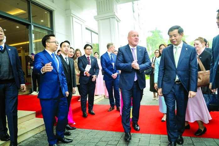 Thủ tướng New Zealand Christopher Luxon đã đến thăm và làm việc tại trụ sở Tập đoàn Vingroup vào tháng 2-2025 và trải nghiệm trực tiếp hệ sinh thái xe điện VinFast. Ảnh: Văn Tuấn