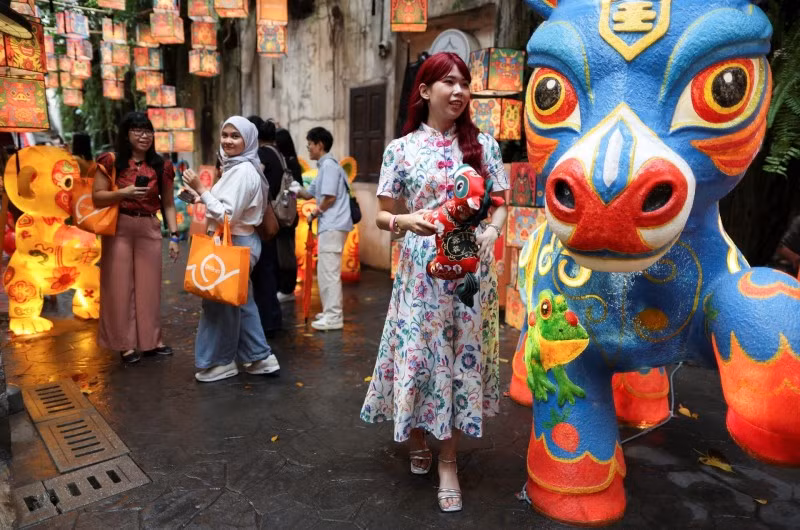 Chương trình nghệ thuật sắp đặt mang tên “Guardians of Legacy” (Những người gìn giữ di sản), được chuẩn bị cho Tết Nguyên đán Bính Ngọ 2026 tại khu Kwai Chai Hong, Chinatown, Kuala Lumpur, Malaysia.