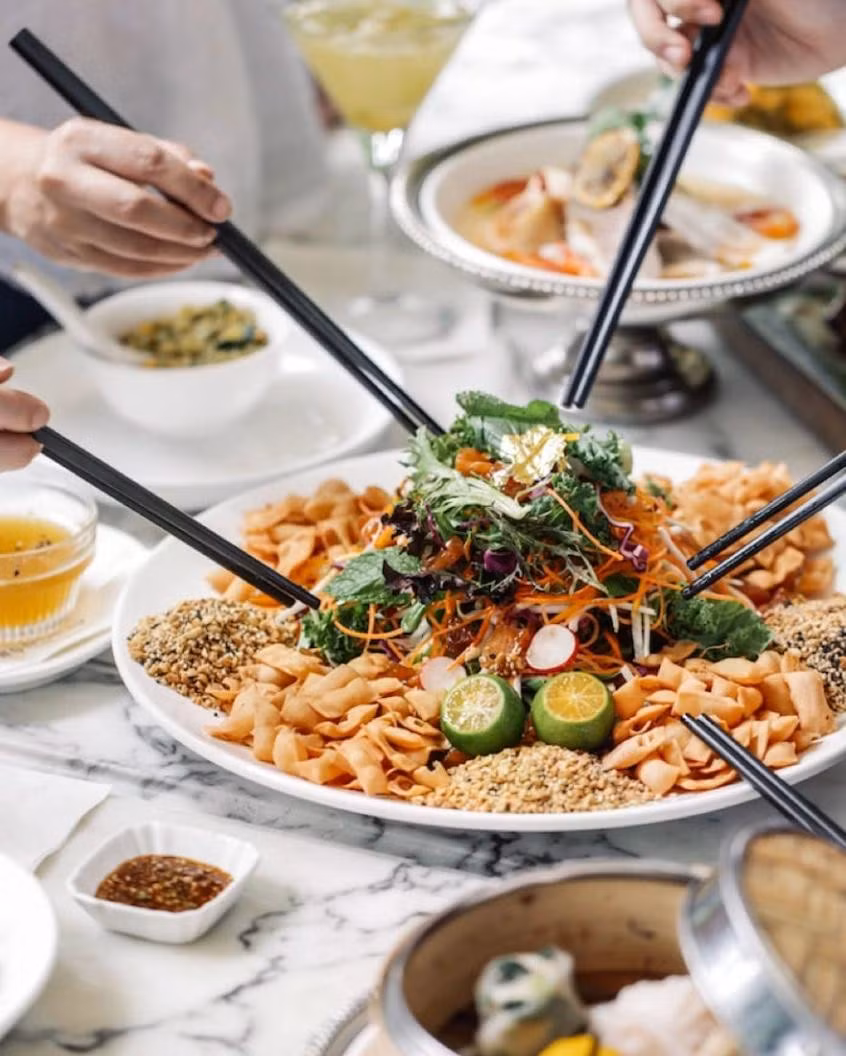 Yu sheng - món gỏi cá sống nhiều màu sắc là linh hồn của bữa tiệc đầu năm, gửi gắm lời chúc về sự giàu có, hòa thuận. ẢNH: BK