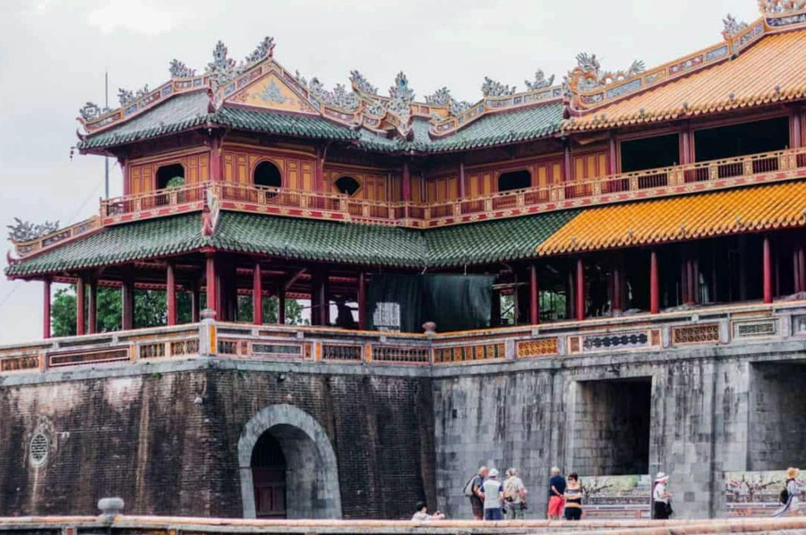 Du khách tận hưởng không khí tết khi chuẩn bị bánh chưng, đi chùa đầu năm, dạo chợ hoa và tham quan Kinh thành Huế. ẢNH: BK