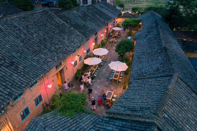 Món cá hấp ở cổ trấn Dương Sóc, Trung Quốc với niềm tin 'dư dả' cho cả năm. ẢNH: BK