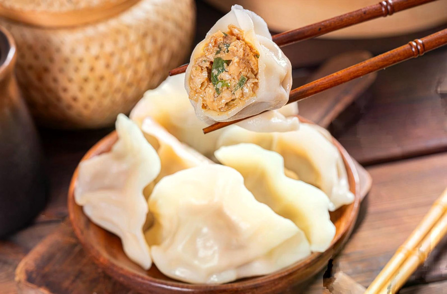 Bánh chẻo (jiaozi) với hình dáng giống thỏi vàng cổ được tin là mang lại tài lộc, càng ăn nhiều càng may mắn. ẢNH: BK