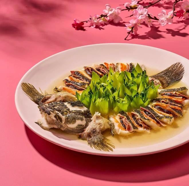 Món cá hấp ở cổ trấn Dương Sóc, Trung Quốc với niềm tin 'dư dả' cho cả năm. ẢNH: BK