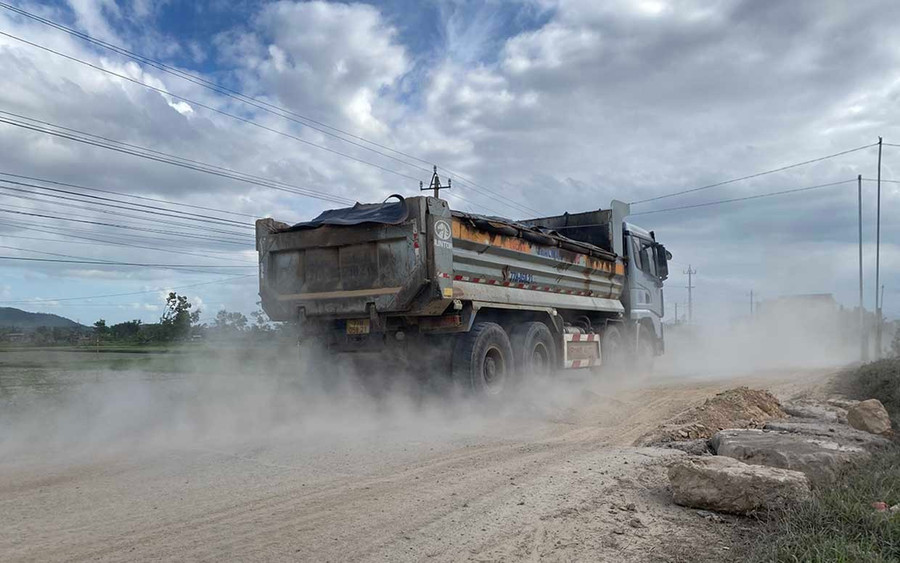 Xe ben chở đất cày nát đường, gây bụi bặm trên Đường tỉnh 638 qua thôn Thuận Nhứt, xã Bình Hiệp. Ảnh: N.C