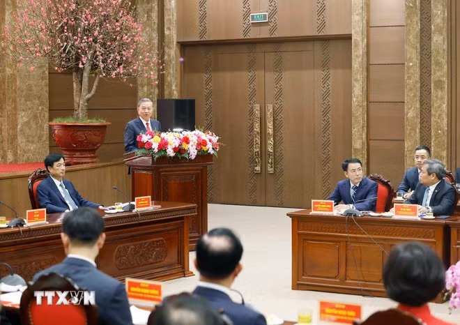 Tổng Bí thư Tô Lâm chúc Tết Đảng bộ, chính quyền và Nhân dân Thủ đô Hà Nội. (Ảnh: Thống Nhất/TTXVN)