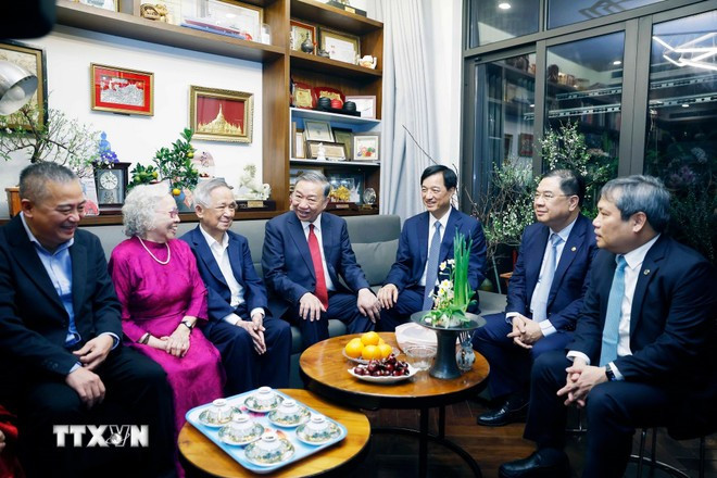 Tối 16/2/2026 (29 tháng Chạp), Tổng Bí thư Tô Lâm đến thăm, chúc Tết gia đình Giáo sư, Tiến sỹ, Nhà giáo Nhân dân Nguyễn Lân Dũng và Phó Giáo sư, Tiến sỹ, Thầy thuốc Nhân dân Nguyễn Kim Nữ Hiếu, nguyên Phó Giám đốc Bệnh viện Trung ương Quân đội 108, vừa được vinh danh là Công dân Thủ đô ưu tú năm 2025, tại phường Hai Bà Trưng, Hà Nội. (Ảnh: Thống Nhất/TTXVN)