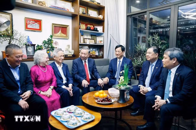Tối 16/2/2026 (29 tháng Chạp), Tổng Bí thư Tô Lâm đến thăm, chúc Tết gia đình Giáo sư, Tiến sỹ, Nhà giáo Nhân dân Nguyễn Lân Dũng và Phó Giáo sư, Tiến sỹ, Thầy thuốc Nhân dân Nguyễn Kim Nữ Hiếu, nguyên Phó Giám đốc Bệnh viện Trung ương Quân đội 108, vừa được vinh danh là Công dân Thủ đô ưu tú năm 2025, tại phường Hai Bà Trưng, Hà Nội. (Ảnh: Thống Nhất/TTXVN)