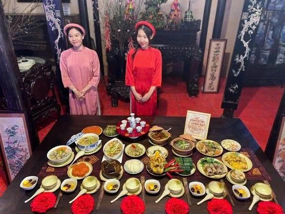 Dù chuẩn bị mâm cúng giao thừa theo phong cách nào nhưng điều quan trọng nhất vẫn là lòng thành. ẢNH: DIỆU MI