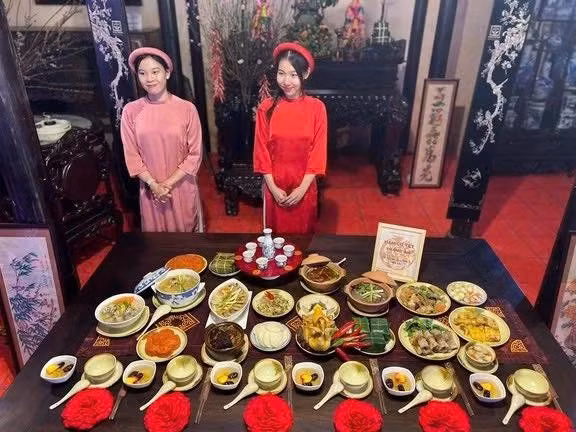 Dù chuẩn bị mâm cúng giao thừa theo phong cách nào nhưng điều quan trọng nhất vẫn là lòng thành. ẢNH: DIỆU MI
