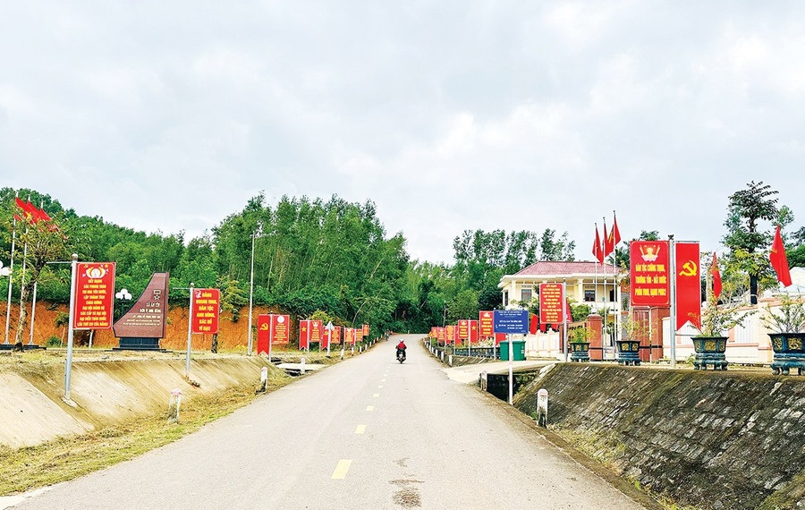 नांग आन गांव (वान डुक कम्यून) में एक मॉडल सड़क। फोटो: डी.डी. Một tuyến đường kiểu mẫu tại thôn Năng An (xã Vạn Đức). Ảnh: D.Đ