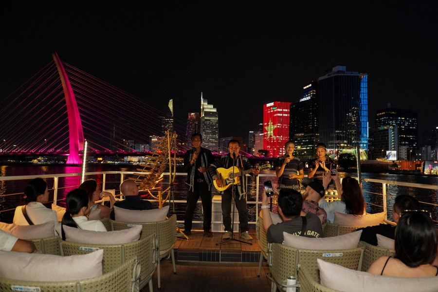 Du lịch đường sông thu hút du khách.