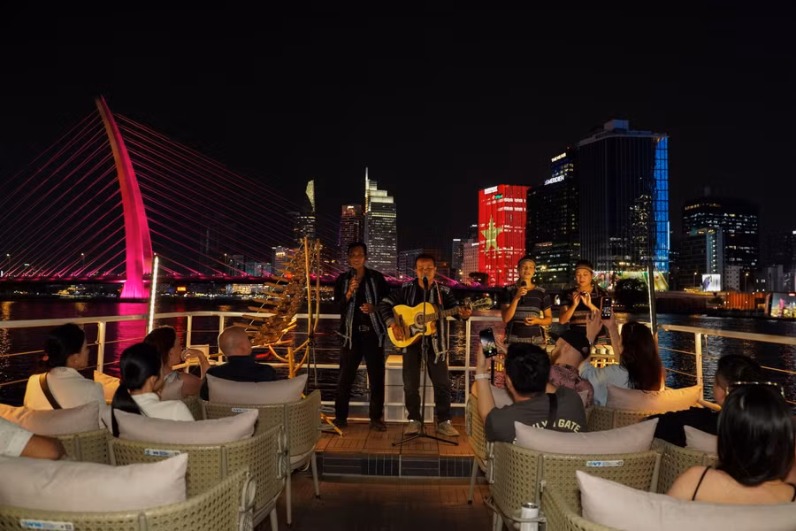 Du lịch đường sông thu hút du khách.