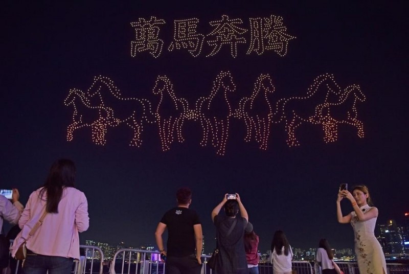 Màn trình diễn ánh sáng bằng máy bay không người lái chào mừng Tết Nguyên đán tại Hong Kong, Trung Quốc.