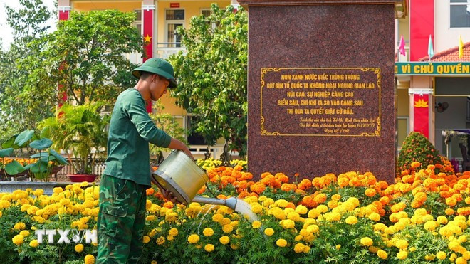 Cán bộ Đồn Biên phòng Cửa khẩu Mỹ Quý Tây chuẩn bị đón Tết tại đơn vị, dù không thể sum vầy bên gia đình, các anh vẫn vững vàng thực hiện nhiệm vụ bảo vệ chủ quyền biên giới quốc gia. (Ảnh: Minh Phú/TTXVN)