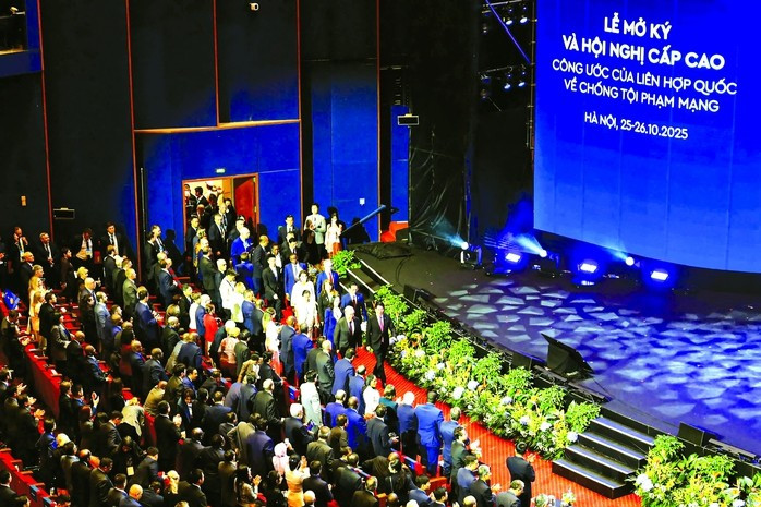Sáng 25-10-2025, Lễ mở ký và Hội nghị cấp cao Công ước của Liên hợp quốc về chống tội phạm mạng được tổ chức trọng thể tại Hà Nội. Chủ tịch nước Lương Cường chủ trì buổi lễ cùng với sự tham dự của Tổng Thư ký Liên hợp quốc António Guterres và lãnh đạo, đại diện cấp cao khoảng 110 nước và nhiều tổ chức quốc tế. Ảnh: Hữu Hưng