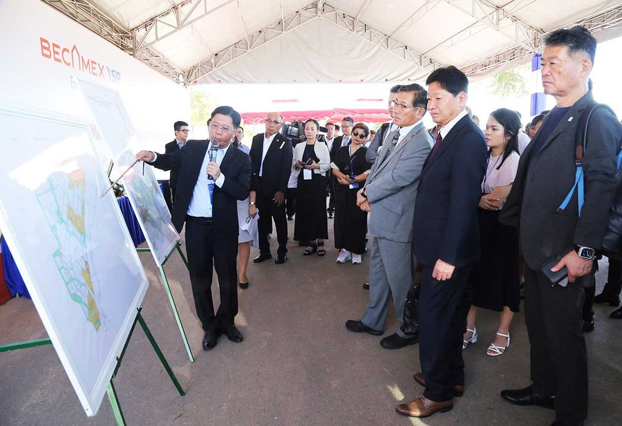 Các nhà đầu tư nước ngoài đến khảo sát thực địa tại Khu công nghiệp Becamex VSIP Bình Định, tại xã Vân Canh.