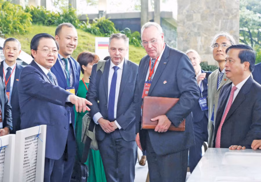 Các nhà đầu tư nước ngoài đến tìm hiểu môi trường đầu tư tại Gia Lai. Ảnh: Tiến Sỹ