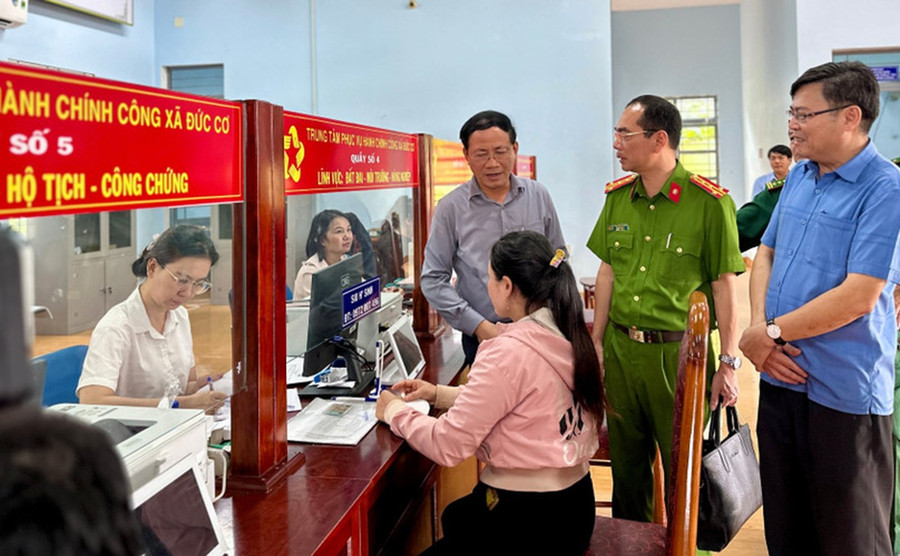 Chủ tịch UBND tỉnh Phạm Anh Tuấn kiểm tra Trung tâm Phục vụ Hành chính công xã Ia Dom. Ảnh: H.D 11-kpi.jpg
