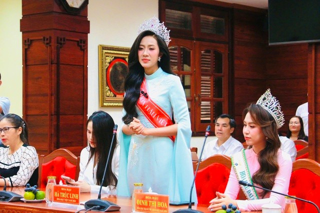 Hoa hậu Việt Nam 2024 Hà Trúc Linh (giữa) và hoa hậu Đại sứ du lịch Việt Nam 2024 Đinh Thị Hoa (bìa phải). ẢNH: T.X Hoa hậu Việt Nam 2024 Hà Trúc Linh (giữa) và hoa hậu Đại sứ du lịch Việt Nam 2024 Đinh Thị Hoa (bìa phải). ẢNH: T.X