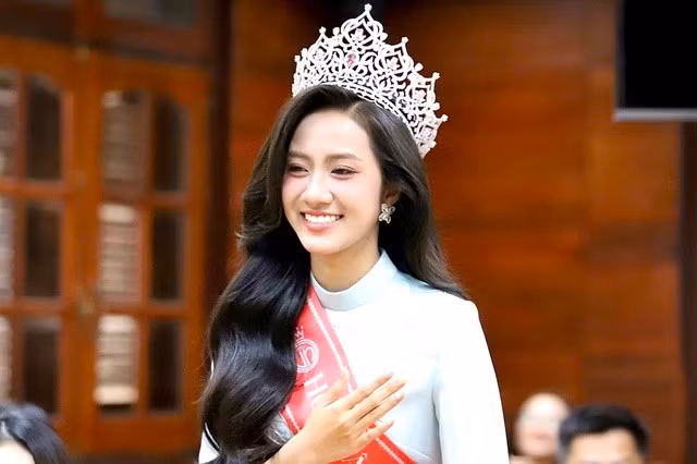 Hoa hậu Việt Nam 2024 Hà Trúc Linh truyền cảm hứng cho sinh viên Đắk Lắk. ẢNH: T.X