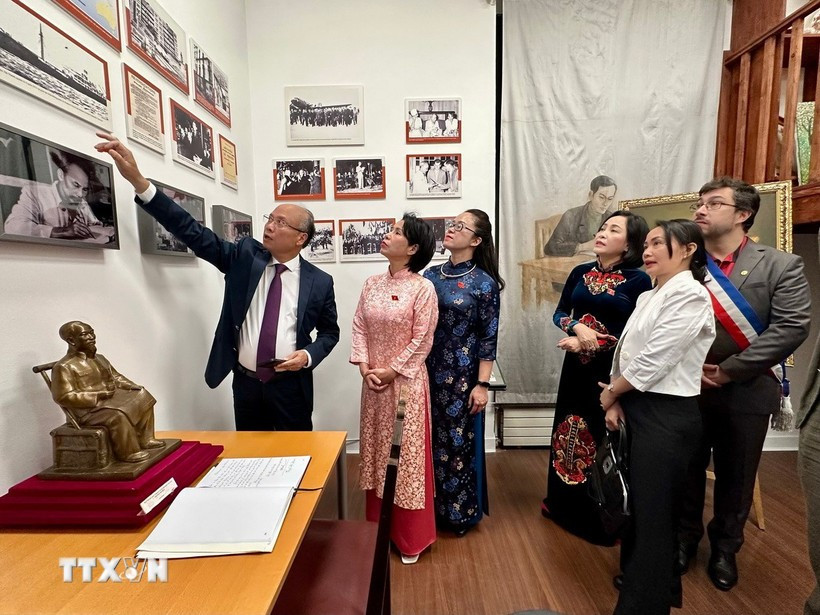 Phó Chủ tịch Quốc hội Nguyễn Thị Thanh tham quan Không gian Hồ Chí Minh trong khuôn viên Bảo tàng Lịch sử Sống của thành phố Montreuil. (Ảnh: Thu Hà/TTXVN) hoc-tap-va-lam-theo-bac.jpg